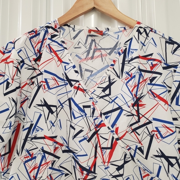 Device | Abstract prism art scrub top - Picture 4 of 8